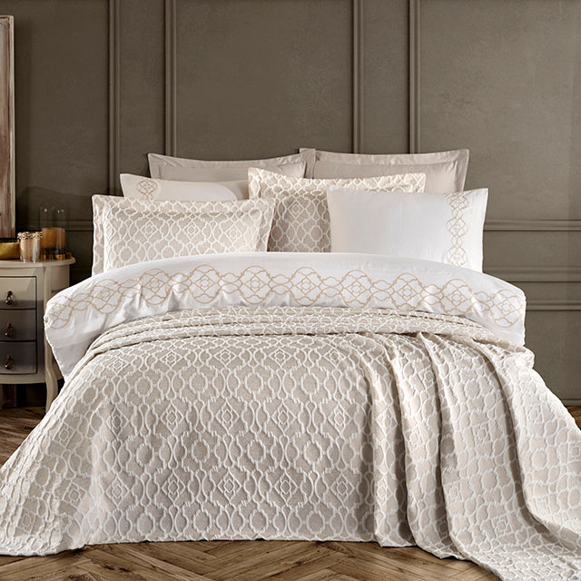 Луксозно спално бельо с покривало и бродерия - Victoria – Bej