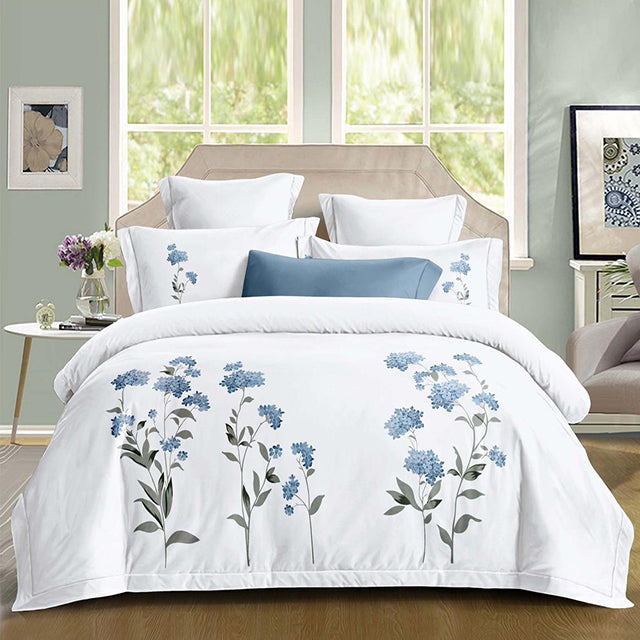 Луксозно спално бельо с ластик – бяло със сини цветя