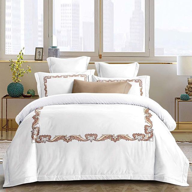 Луксозно спално бельо с ластик – бяло с бежови символи