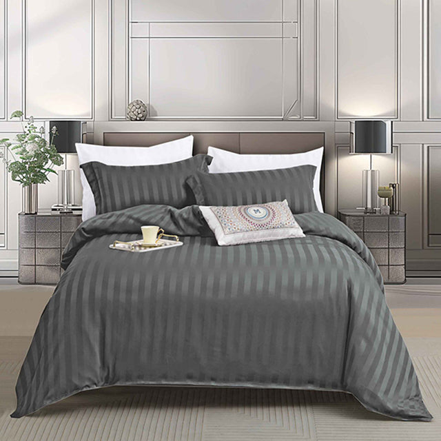 Едноцветно спално бельо с ластик - цвят графит с райе