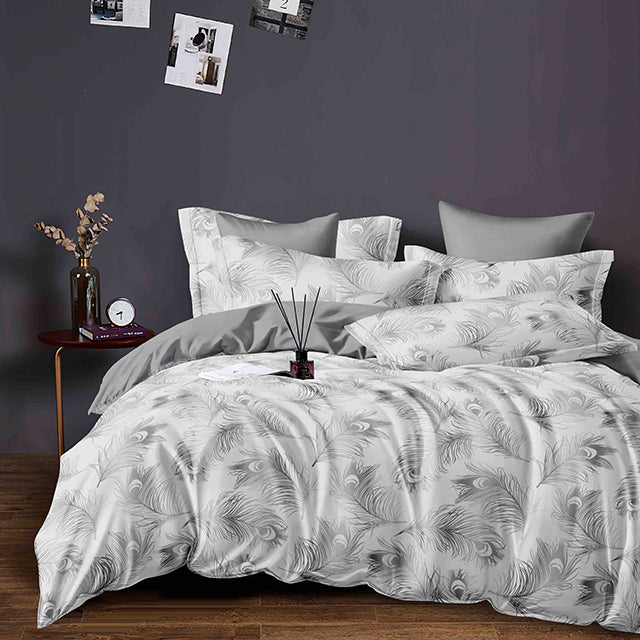 Спално бельо с ластик – бяло и сиво с паунови пера