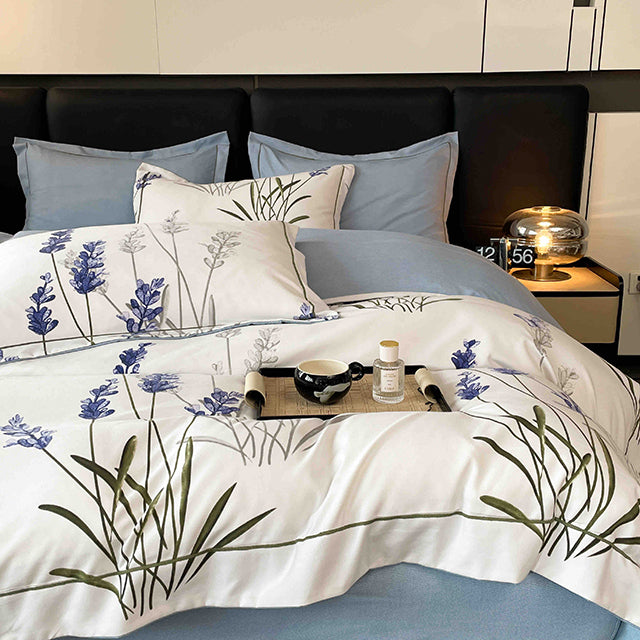 Спално бельо от бархет с ластик - бяло и синьо с цветя