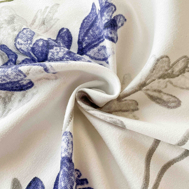 Спално бельо от бархет с ластик - бяло и синьо с цветя