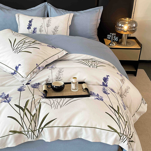 Спално бельо от бархет с ластик - бяло и синьо с цветя