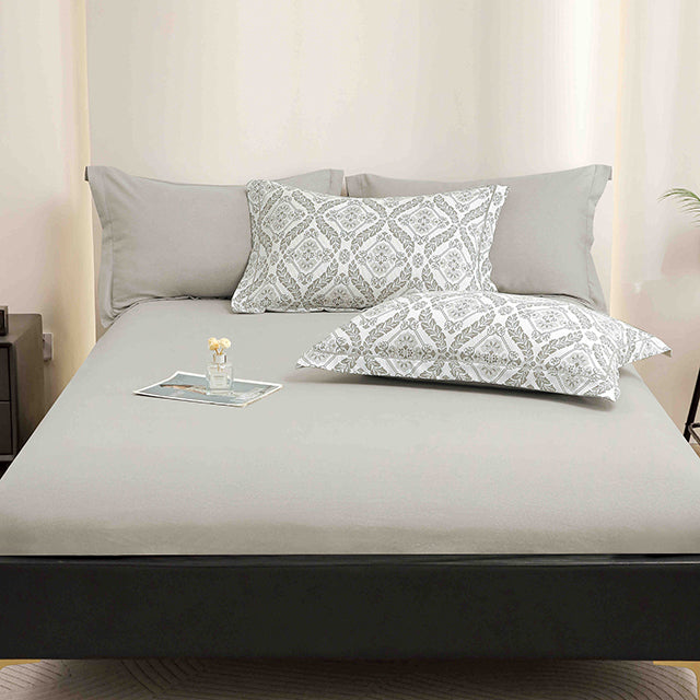 Спално бельо от бархет с ластик - бяло и сиво със символи