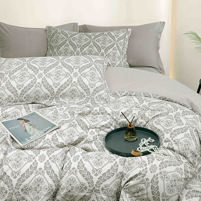 Спално бельо от бархет с ластик - бяло и сиво със символи