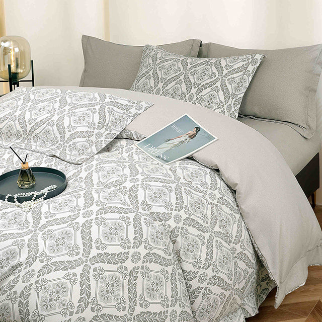 Спално бельо от бархет с ластик - бяло и сиво със символи