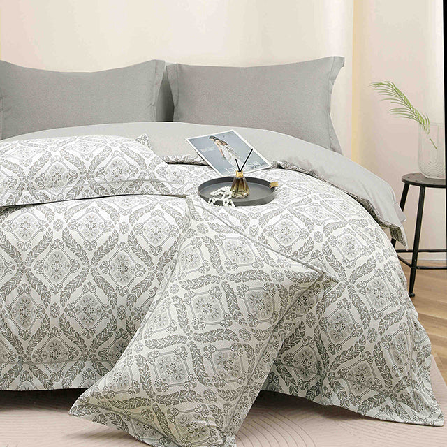 Спално бельо от бархет с ластик - бяло и сиво със символи