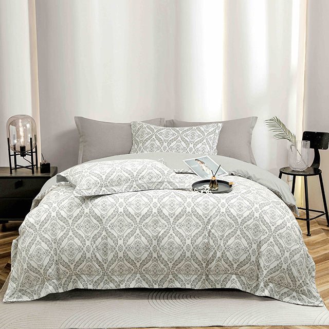 Спално бельо от бархет с ластик - бяло и сиво със символи