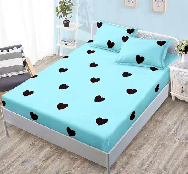 Спално бельо с ластик – светлосиньо с черни сърчица