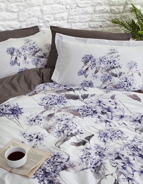 3D Спално бельо от памучен сатен – бяло и сиво със синкави цветя и листа