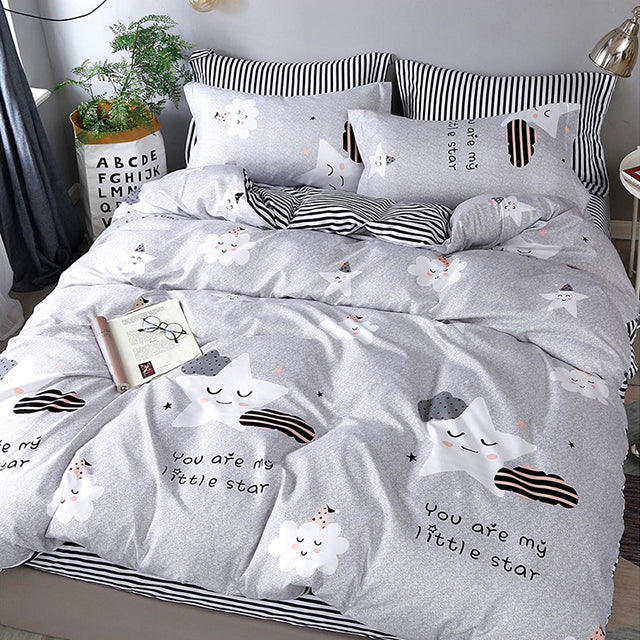 Спално бельо от поликотън – сиво с облаци, звезди и ивици