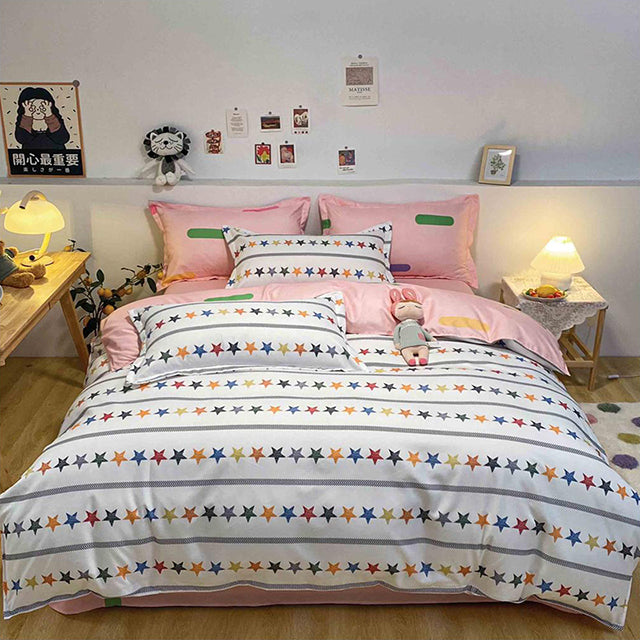 Спално бельо от поликотън – бяло и розово с многоцветни звезди