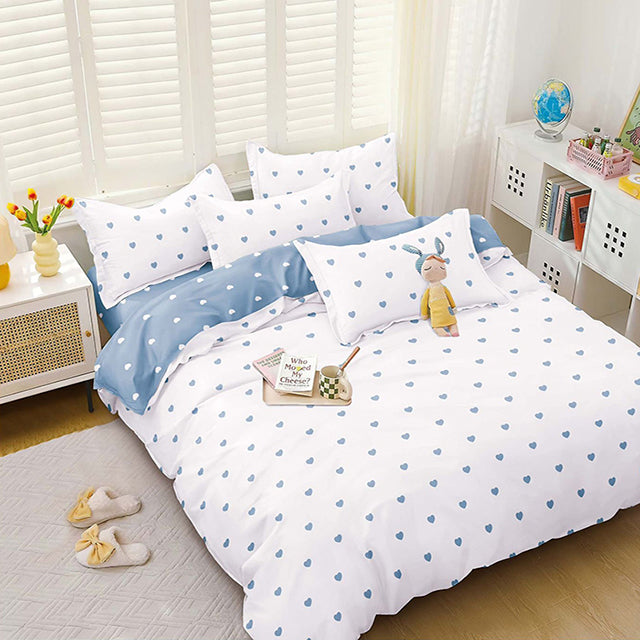 Спално бельо от поликотън – бяло и синьо със сърчица