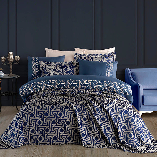 Луксозно спално бельо с покривало и бродерия - син цвят