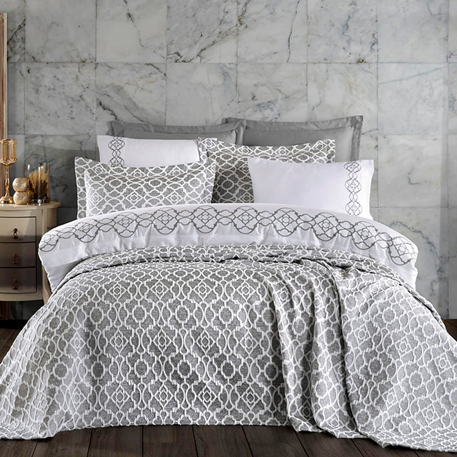 Луксозно спално бельо с покривало и бродерия - Victoria – Gri