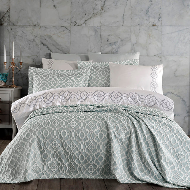 Луксозно спално бельо с покривало и бродерия - Victoria – Maldiv