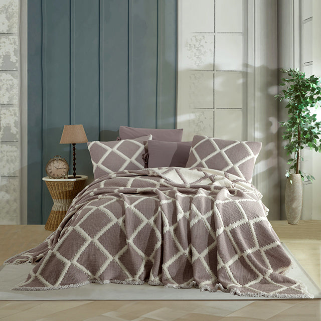 Луксозно спално бельо с покривало и бродерия - Gracia Bej 