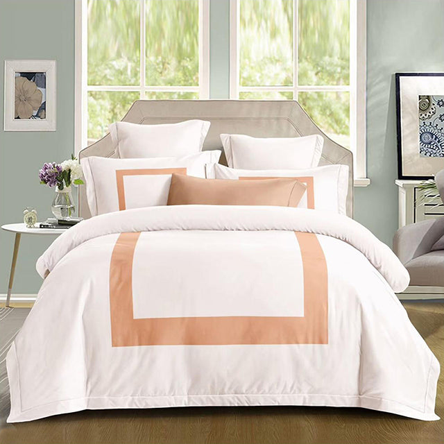 Луксозно спално бельо с ластик – бяло с прасковен кант