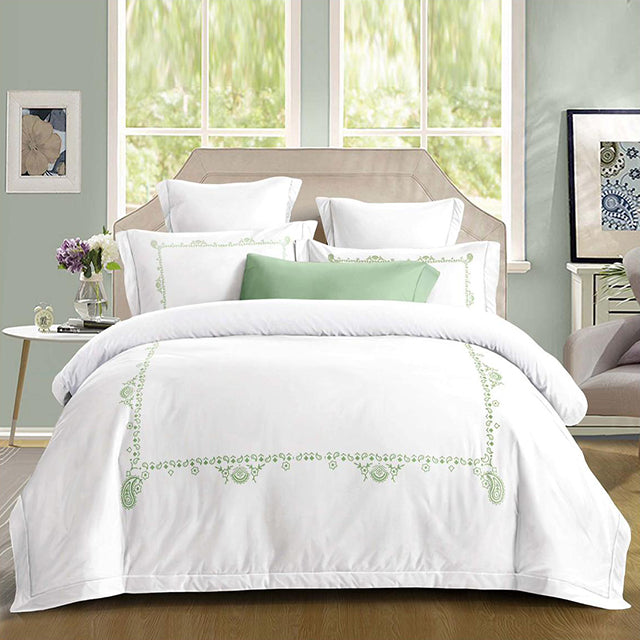 Луксозно спално бельо с ластик – бяло със зелени символи