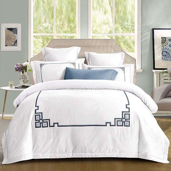 Луксозно спално бельо с ластик – бяло със сини символи