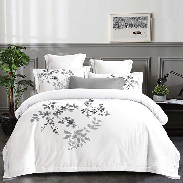 Луксозно спално бельо с ластик – бяло със сиви листенца