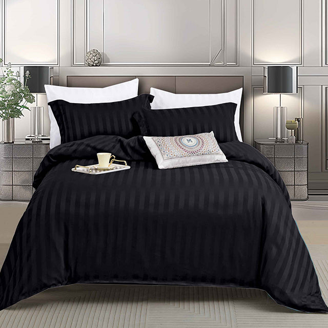 Едноцветно спално бельо с ластик - черно с райе 