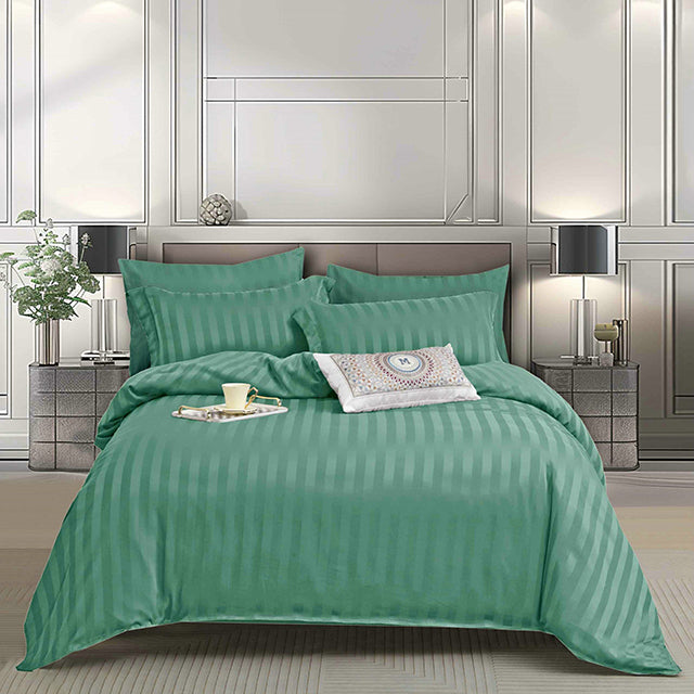 Едноцветно спално бельо с ластик 6 части - светлозелено с райе 