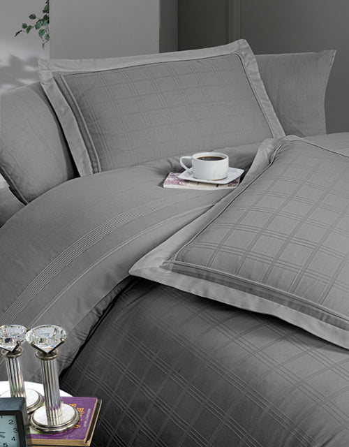 Спално бельо от VIP памучен сатен - светлосиво с квадрати