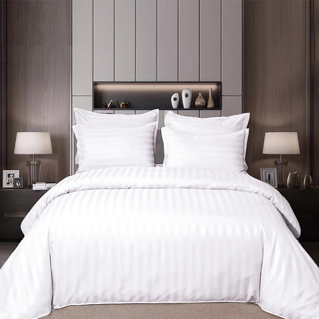 Едноцветно спално бельо от 6 части с ластик - бяло с райе 