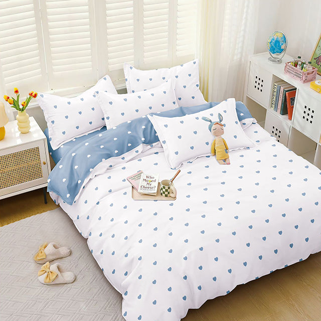 Спално бельо с ластик от 100% памук – бяло и синьо със сърца