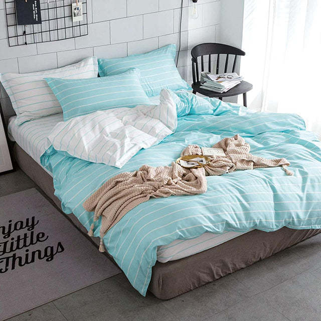 Спално бельо с ластик от 100% памук – светлосиньо с бели линии