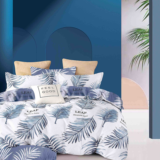 Единично спално бельо от 100% памук – бяло със сини пера