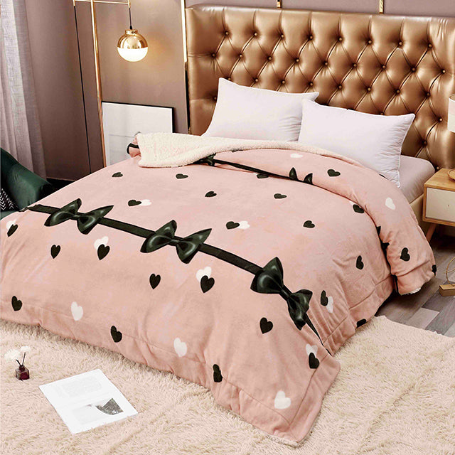 Плюшено одеяло - кафяво с панделки и сърца