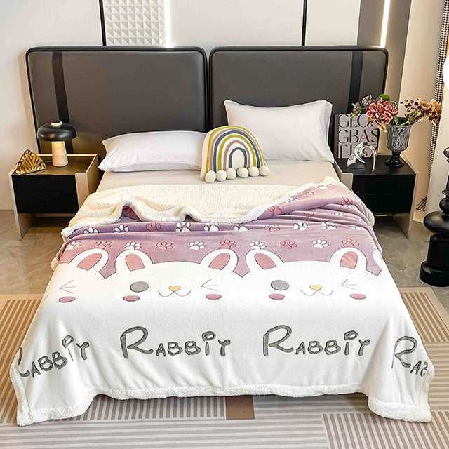 Плюшено одеяло - бяло и розово със зайчета и лапички