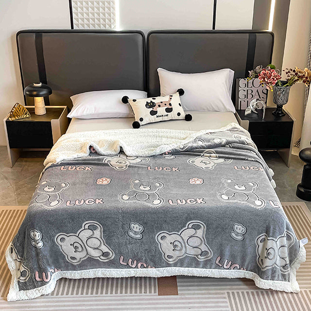 Плюшено одеяло - сиво с мечета и надписи