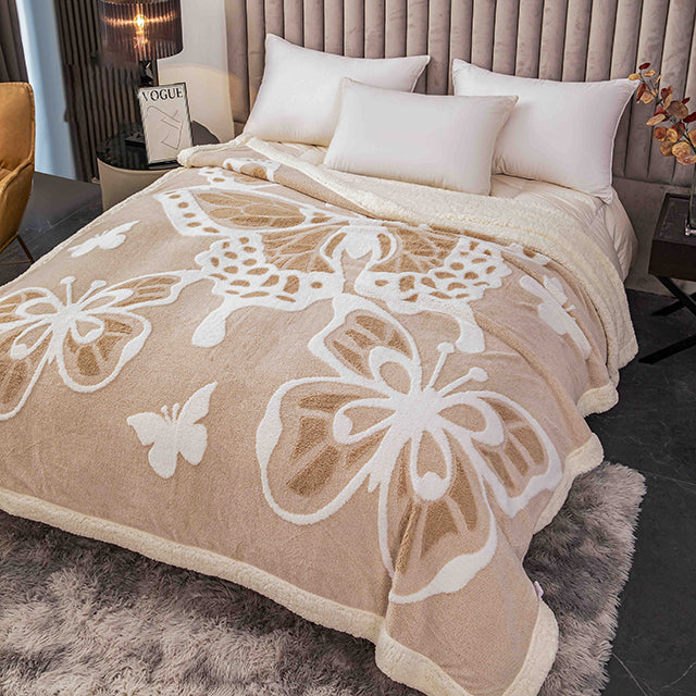 Плюшено 3D одеяло - Цвят крем с пеперуди