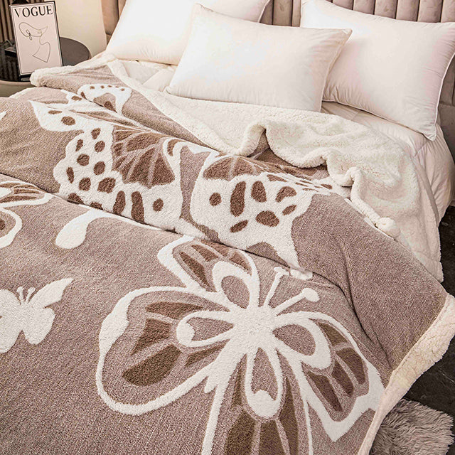 Плюшено 3D одеяло - Бежов цвят с пеперуди - F3D-09