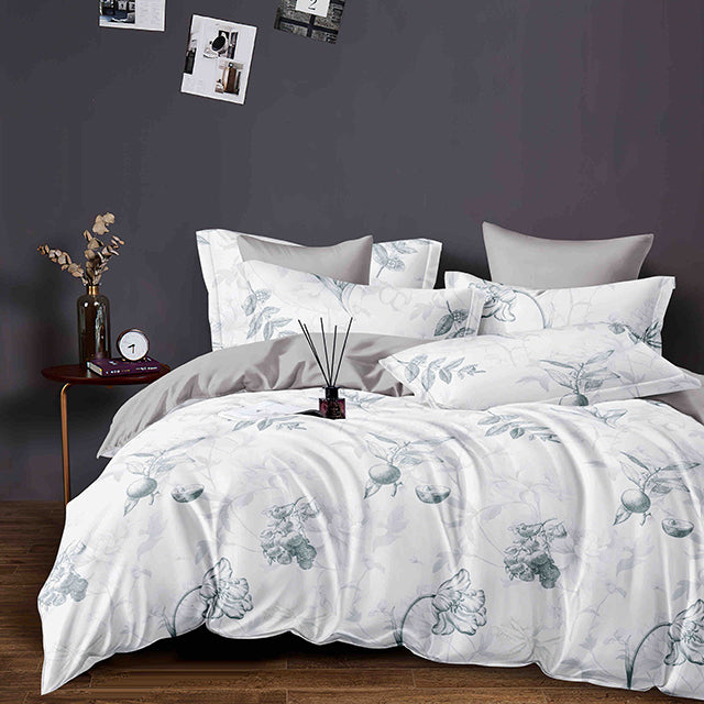 Спално бельо с ластик – бяло и сиво с цветя