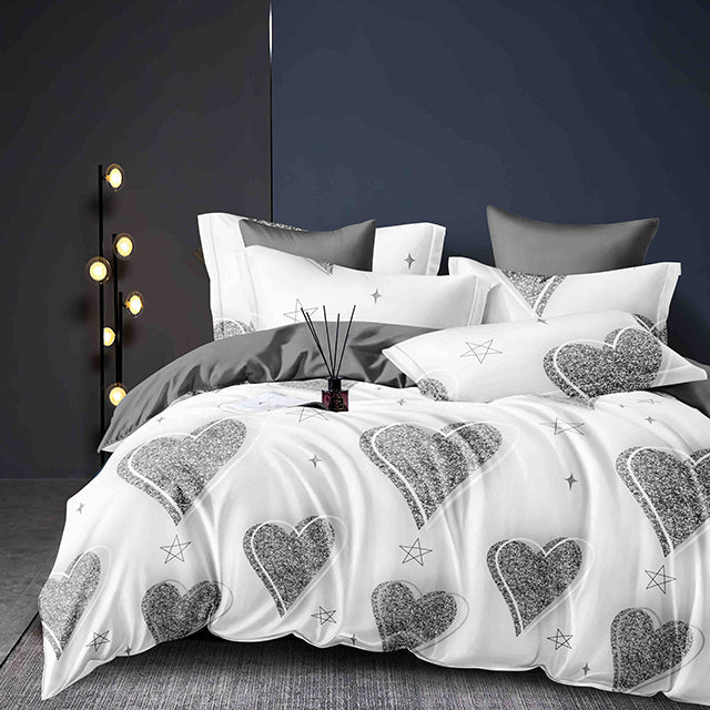 Спално бельо с ластик - бяло със сиви сърца и звезди