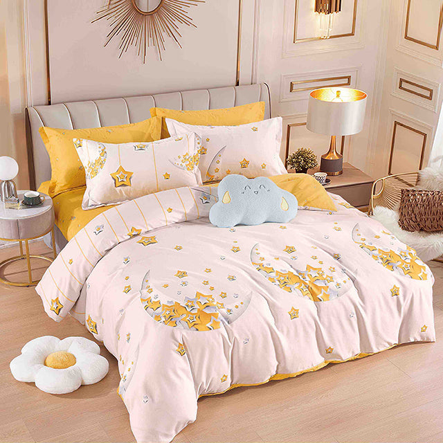 Спално бельо с ластик – бежово и жълто с луни и звезди