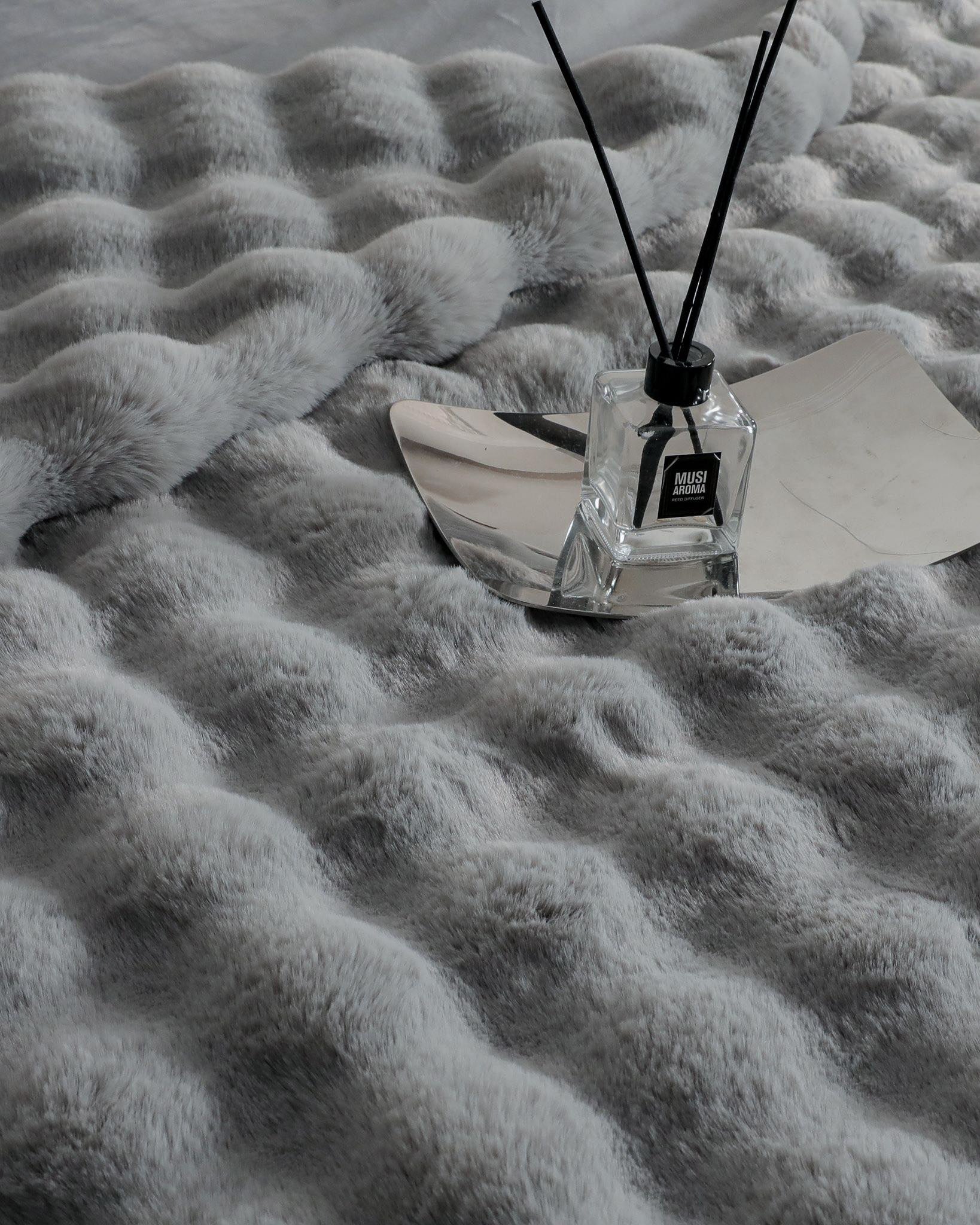 Спално бельо с изкуствен заешки косъм – сиво