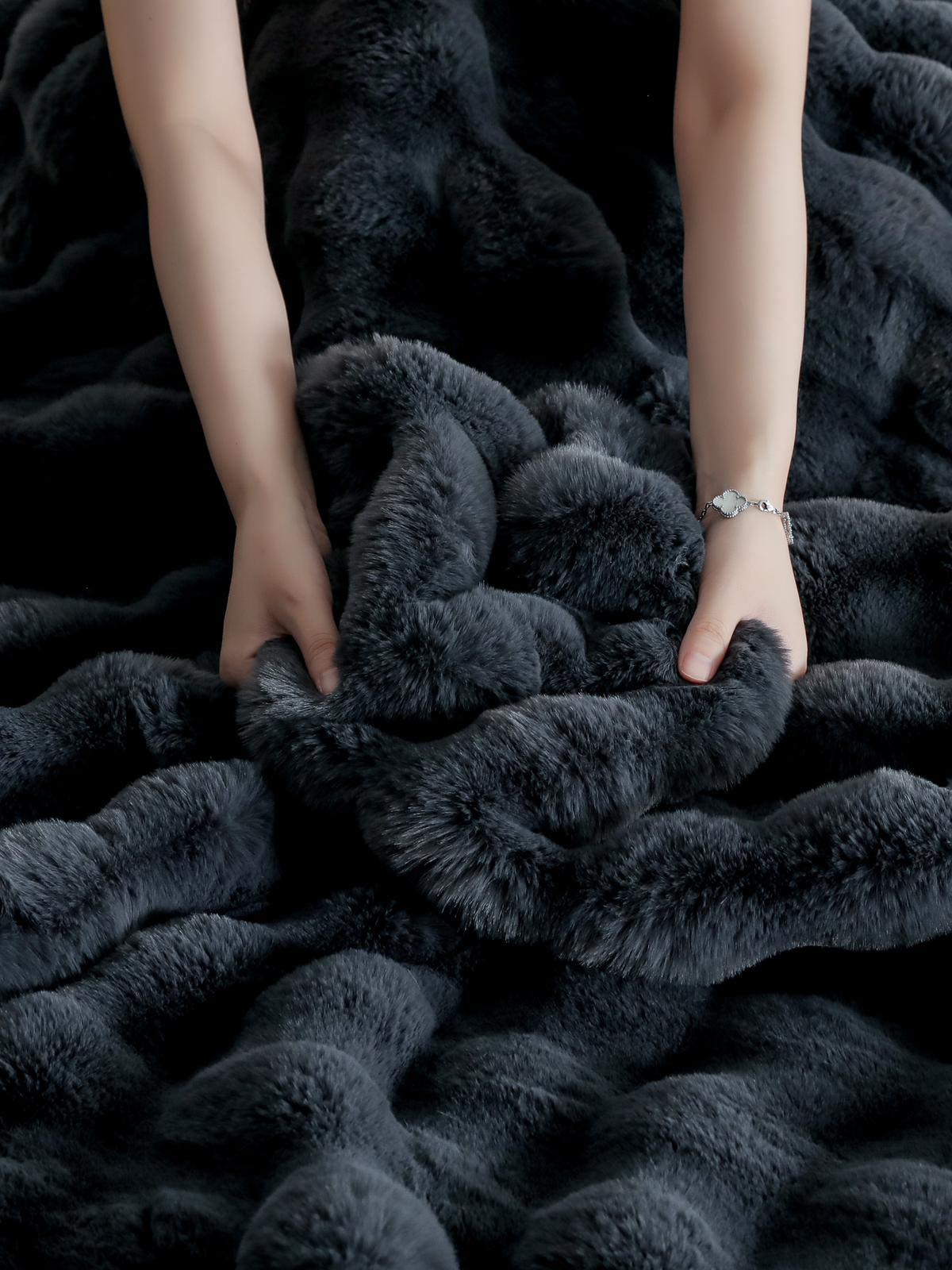 Спално бельо с изкуствен заешки косъм – черно