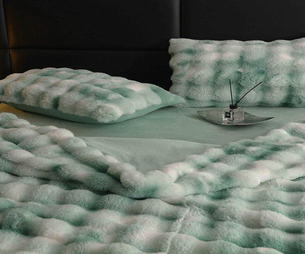 Спално бельо с изкуствен заешки косъм – ментов цвят с бяло