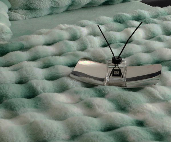 Спално бельо с изкуствен заешки косъм – ментов цвят с бяло