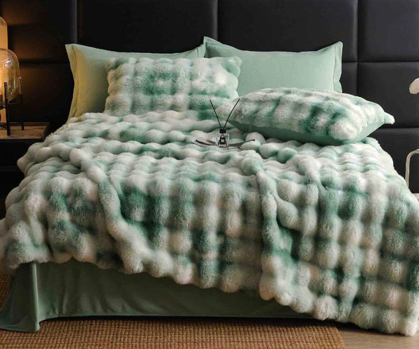 Спално бельо с изкуствен заешки косъм – ментов цвят с бяло