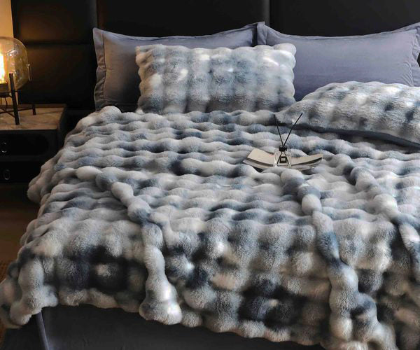 Спално бельо с изкуствен заешки косъм – сиво с бяло