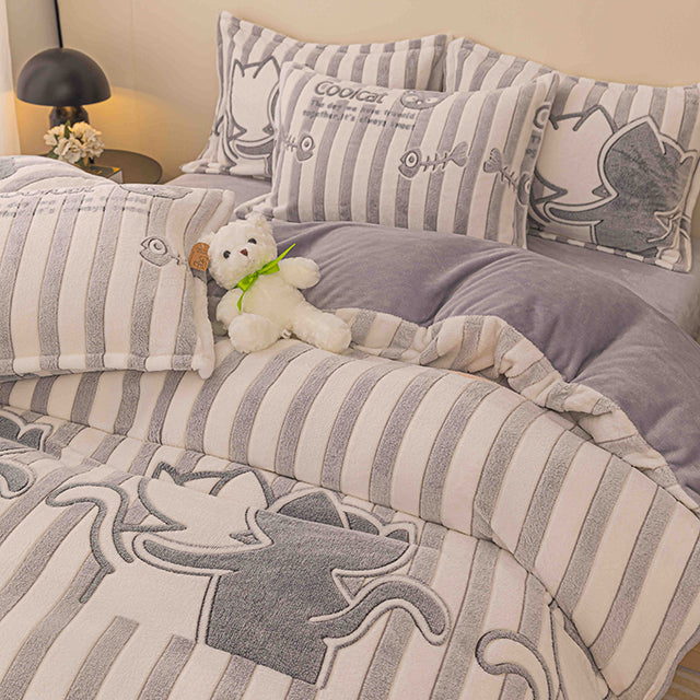 Спално бельо Cocolino - сиво на ленти с котенца и лапички