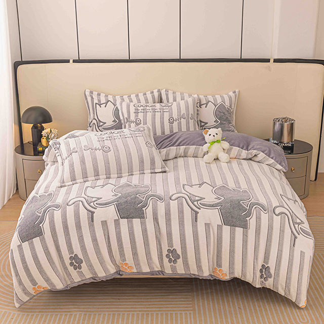 Спално бельо Cocolino - сиво на ленти с котенца и лапички