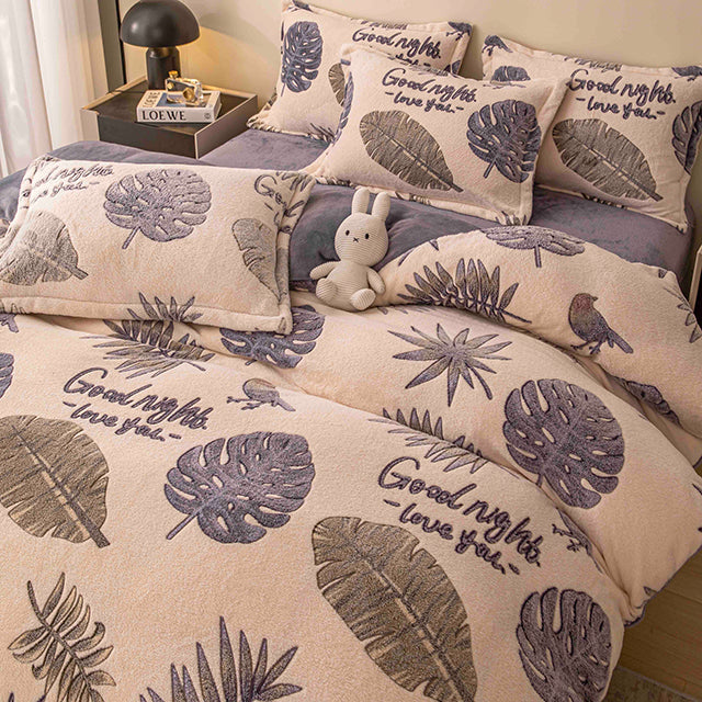 Спално бельо с ластик Cocolino – цвят крем с листа и надписи